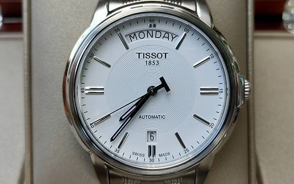 天梭真?zhèn)卧趺床榫幪枺ū鎰e手表真?zhèn)蔚膶嵱弥改希▓D）